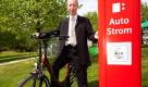 Mario Koch zeigt in Masserberg, wie ein Elektrofahrrad aufgeladen wird. Dank des Projektes Landschaft erleben für alle - Mit Elektromobilen durch den Naturpark Thüringer Wald kann nun mit stromunterstützten Zweirädern die Landschaft erkundet werden. Foto: dpa