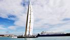 Das amerikanische Segelboot BMW Oracle Racing's BOR 90 fährt in den Hafen von Valencia ein. Die Besatzung trainiert in Spanien für den America's Cup. Foto: ap