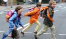 Mayra (l-r), Paula und Florian sind am Montag (16.08.2010) auf dem Weg zur Schule. Nach sechs Wochen Sommerferien beginnt in Hessen das neue Schuljahr. Insgesamt starten rund 613 500 Kinder, Jugendliche und junge Erwachsene an den 1873 allgemeinbildenden Schulen im Land in den Unterricht. Foto: Arne Dedert dpa/lhe +++(c) dpa - Bildfunk+++ Foto: dpa