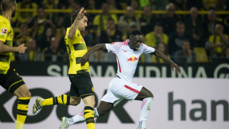 Dortmunds Sokratis (l) und Jean-Kevin Augustin von Leipzig versuchen an den Ball zu kommen.