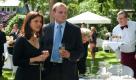 Andy Schroth (Devid Striesow) und seine Frau Sabine (Katharina Wackernagel) staunen nicht schlecht über die Partys der Schwerreichen. Foto: ARD/Degeto