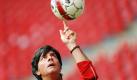 Bundestrainer Joachim Löw jongliert den Ball beim Training der deutschen Fußballnationalmannschaft im Parken Stadion in Kopenhagen, Dänemark. Deutschland spielt heute ein Freundschaftsspiel gegen Dänemark.  Foto: dpa