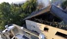 Das Wohnhaus eines Bauernhofes, in dem in der Nacht fuenf Personen bei einem Brand ums Leben gekommen sind, aufgenommen am Dienstag (20.07.10) in Limburg - Dietkirchen. Beim Brand eines Gehoefts im hessischen Limburg sind in der Nacht zu Dienstag fuenf Personen ums Leben gekommen. Nach Angaben der Polizei brach das Feuer aus zunaechst ungeklaerten Gruenden gegen 0.30 Uhr aus. Von den zehn Personen in dem Wohnhaus im Stadtteil Dietkirchen gelang es nur fuenf, sich ins Freie zu retten. Die anderen verbrannten. Die Ueberlebenden wurden verletzt, einer von ihnen schwer. Weitere Einzelheiten waren zunaechst nicht bekannt. Foto: Thomas Lohnes/ddp Foto: ddp