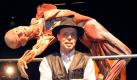 ARCHIV - Der Plastinator Gunther von Hagens steht am 09.01.2009 in der 'Körperwelten'-Ausstellung in Heidelberg neben der Plastination 'Hochspringer'. Der umstrittene Plastinator will nach seinem Tod auch selbst für die Ewigkeit konserviert werden. Die Entscheidung über die «geeignete Pose» seines Körpers aber überlasse er denen, die ihn überlebten, teilte von Hagens der Deutschen Presse-Agentur dpa mit. Foto: Uli Deck dpa/lrs (zu lrs 7045 vom 16.03.2010) +++(c) dpa - Bildfunk+++ Foto: dpa