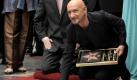 Ben Kingsley erhält Stern in Hollywood
Vorspann: 	
Text: 	

Los Angeles (dpa) - Der britische Oscar-Preisträger Ben Kingsley (66) ist nun Besitzer eines Sterns auf dem «Hollywood Walk of Fame».

Einen Tag vor dem US-Kinostart seines neuen Films «Prince of Persia - Der Sand der Zeit» wurde die Plakette am Donnerstag auf dem berühmten Bürgersteig im Herzen von Hollywood enthüllt. Nach Angaben der Sterne-Verleiher erhielt Kingsley den 2410. Stern auf dem Hollywood Boulevard. Die Ehrung erfolgte mehr als 25 Jahre nach Empfang der Oscar-Trophäe, die sich Kingsley in der Rolle des indischen Politikers «Gandhi» mit Richard Attenboroughs Historienepos erspielt hatte.

Weitere Oscar-Nominierungen holte sich der glatzköpfige Star als psychopathischer Gangster in «Sexy Biest», als Mafioso Meyer Lansky in «Bugsy» und als iranischer Einwanderer in «Das Haus aus Sand und Nebel». Zuletzt war Kingsley in Martin Scorseses Thriller «Shutter Island» auf der Leinwand zu sehen. Mit ihm dreht er als nächstes das Drama «The Invention of Hugo Cabret».

www.hollywoodchamber.net
Ressort: 	Medien
Schlagworte: 	Film/USA/ Foto: dpa