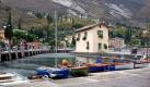 Torbole, direkt am Gardasee gelegen, lädt zu erholsamen Stunden ein. Besonders malerisch: der kleine Hafen. Foto: srt/Archivbild