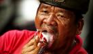 Ein regimekritischer Demonstrant isst ein Eis in der thailändischen Hauptstadt Bangkok. Foto: ap