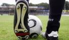 Der Diplomdesigner Daniel Wilhelms aus Ellenz-Poltersdorf tritt am Sonntag (19.08.07) in Trier mit einem Fussballschuh mit neuartigen Fussballschuhstollen gegen einen Ball. Wilhelms erfand waehrend seines Stumdiums einen Fussballschuh mit dem Kicker waehrend eines Spiels den Rasen duengen koennten. Statt normaler Stollen werden Duengerstollen aufgeschraubt. Die Stollen hat Wilhelms als Diplomarbeit an der Fachhochschule Trier veroeffentlicht und bereits als so genanntes Gebrauchsmuster 'Ausbringen von Duenger unter Schuhen' beim Deutschen Patent- und Materialamt in Jena angemeldet.  Foto: ddp