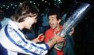 18. Mai 1988, Uefa-Cup-Final-Rückspiel: Gut, dass das Finale im Jahr 1988 noch in Hin- und Rückspiel ausgetragen wurde. Denn Espanyol Barcelona gewann die erste Partie gegen Bayer Leverkusen zuhause deutlich mit 3:0. Da sollte doch in Leverkusen nichts mehr schiefgegen ... Falsch! Leverkusen egalisierte in der normalen Spielzeit den Rückstand nach dem Hinspiel und entschied dann das Elfmeterschießen für sich. Zur Belohnung durften sich Falko Götz und Tita über den Pott freuen. Foto: imago