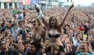 Eines hat sich auch 2012 bei Rock am Ring nicht geändert: Wenn der Auftritt der Lieblingsband zu heiß ist, einfach runter mit den Klamotten und ... Foto: dapd