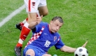 Ivica Olic muss man sich bei Bayern München genau anschauen. Denn seine Heimat Kroatien wird bei der WM wohl fehlen. Die Ukrainer mit Olic' Teamkollege Andrej Timoschtschuk haben den Kroaten zunächst den zweiten Platz hinter England weggeschnappt, indem sie die Engländer schlagen konnten. Zudem ist Olic nun auch noch verletzt. Foto: dpa