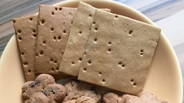 So sieht der Tagesbedarf an Crackern und Keksen aus: Je zwei Stück bilden eine Mahlzeit.
