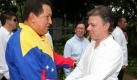 Kolumbien und Venezuela erneuern Beziehungen Vorspann: Text: 
Bogotá (dpa) - Drei Tage nach dem Amtsantritt des neuen kolumbianischen Präsidenten Juan Manuel Santos haben Kolumbien und Venezuela beschlossen, einen drohenden Krieg mit Verhandlungen zu verhindern.
Santos und der venezolanische Präsident Hugo Chávez vereinbarten bei ihrem ersten Treffen in Santa Marta an der kolumbianischen Karibikküste, die Beziehungen zwischen ihren beiden Ländern wieder aufzunehmen. Die beiden Staatschefs versicherten nach dem Treffen an dem Ort, an dem der lateinamerikanische Freiheitsheld Simon Bolívar 1830 starb, dass zwischen den beiden Nachbarn eine neue Ära beginnen solle.
Noch vor wenigen Tagen hatte Chávez Santos' Vorgänger, Álvaro Uribe, vorgeworfen, gemeinsam mit den USA einen Krieg gegen Venezuela vorzubereiten und seinerseits Truppen an die gemeinsame Grenze geschickt. Im vergangenen Jahr hatte er die Beziehungen zu Kolumbien eingefroren, nachdem Uribe den USA erlaubt hatte, kolumbianische Stützpunkte für den Kampf gegen den Drogenhandel zu benutzen.
Vor zwei Wochen brach der Venezolaner dann völlig mit dem Nachbarn, weil Uribe ihn beschuldigt hatte, Stützpunkte der linken kolumbianischen FARC-Rebellen auf seinem Territorium zu beherbergen. Das wurde am Dienstag erneut von Chávez bestritten.
«Das Ergebnis ist sehr positiv», sagte Santos. «Wir haben beschlossen, dass unsere beiden Länder die diplomatischen Beziehungen wieder herstellen und einen Fahrplan erstellen, damit alle Aspekte der Beziehung voranschreiten und sich vertiefen können.» Chávez erklärte, das Treffen habe den guten Willen beider Regierungen bewiesen, um in wenigen Stunden eine Übereinkunft zu erzielen.
Er lobte ausdrücklich den kubanischen Revolutionsführer Fidel Castro, der am Vorabend vor einem Krieg gewarnt hatte. «Fidel Castro hatte Recht, als er sagte, dass ein Krieg unmöglich sei», sagte der Venezolaner. Und mit Blick auf den ehemaligen kolumbianischen Verteidigungsminister Santos fügte er hinzu: «Sie haben gesagt, das Wort Krieg aus ihrem Wortschatz gestrichen zu haben, nun gut, ich auch.»
Ressort: Politik Schlagworte: Kolumbien/Venezuela/  Foto: dpa