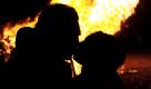 Hach, wie ist er schön, der romantische Klassiker. Allerdings ist der Kuss aus reiner Liebe, hier für den Hach-Reflex vor larmoyantem Feuer drapiert, längst nicht die einzige Disziplin, in der wir den Kuss beherrschen. Foto: dpa