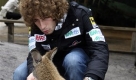 Motorradsportler Marco Simoncelli aus Italien füttert ein kleines Känguru in Phillip Island, Australien. Foto: ap