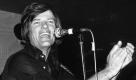 Das Archivbild vom August 1976 zeigt den Sänger Dean Reed bei einem Konzert in Westberlin. Über den Tod des 'roten Elvis' im Juni 1986 im Zeuthener See hatte es Spekulationen gegeben, die noch dadurch genährt wurden, dass die Stasi einen 15-seitigen Abschiedsbrief des 'singenden Cowboy' nie veröffentlicht hat. Honecker persönlich hatte die Parole von einem Unglücksfall ausgegeben. «Mein Tod hat nichts mit Politik zu tun», schrieb Dean Reed, bevor er den Freitod wählte. Mit der Veröffentlichung des ganzen Abschiedsbriefes in der «Bild»-Zeitung (Dienstag, 20.07.2004) nach früheren auszugsweisen Publikationen schließt sich - vorerst - ein weiteres Kapitel «Stasi und die Künstler». dpa (zu Korr-Bericht lbn 4316 vom 20.07.2004) (nur s/w) Foto: dpa