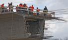 Rettungskraefte stehen am Mittwoch, 03. Maerz 2010, an der Absturzstelle auf der Baustelle der ICE-Bruecke nahe Halle, Sachsen-Anhalt. Auf der Baustelle entlang der ICE-Neubaustrecke Erfurt-Halle/Leipzig sind ein Kran und ein 1.000 Tonnen schweres Baugeruest abgestuerzt. Nach ersten Erkenntnissen wurden dabei mehrere Menschen zum Teil schwer verletzt. (apn Photo/Eckehard Schulz) ----- Rescuers stand at the bridge at the site of an accident along the railway tracks near Halle, eastern Germany, Wednesday, March 3, 2010. (apn Photo/Eckehard Schulz) Foto: ap