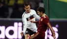 Hier lässt Miroslav Klose die Granulat-Körner des Kunstrasens sprühen. Der spätere Torschütze Klose versuchte es anfangs gern mit Alleingängen und zeigte so sein Selbstvertrauen - trotz Ersatzbank beim FC Bayern. Foto: dpa
