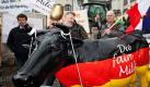 Jena. Vor dem Tagungshotel der Agrarministerkonferenz demonstrieren Bauern gegen die aktuelle Agrarpolitik. Die Agrarminister der Länder debattieren über die allgemeine EU-Agrarpolitik nach 2013, erneuerbare Energien, einen Lagebericht zu Dioxin in Tierfutter sowie zu Kontrollen japanischer Lebensmittelimporte. Foto: dpa