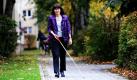 Die Landesvorsitzende des Bayerischen Blinden- und Sehbehindertenbundes, Judith Faltl, geht am Freitag (09.10.2009) in Unterhaching bei München (Oberbayern) mit einem Blindenstock einen Fußweg entlang. Am 15. Oktober wird zum 40. Mal der 'Tag des weißen Stocks' begangen, Namensgeber ist das unverzichtbare Hilfsmittel blinder Menschen. Foto: Tobias Hase dpa/lby (zu dpa-Korr: 'Agil auf Berg und Straße: Judith Faltl schwört auf weißen Stock' vom 11.10.2009) +++(c) dpa - Bildfunk+++ Foto: dpa
