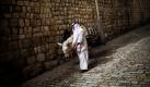 Ein palästinensischer Mann läuft mit einem Esel durch die Straßen der Altstadt von Jerusalem. Foto: ap