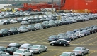 Export von Fahrzeugen über das Auto-Terminal der BLG-Harms Automobile Logistics Bremerhaven: in langen Reihen warten BMW-Modelle am 11.04.2002 auf ihre Verladung (Archivbild). In Bremerhaven werden jährlich rund 1500 Autoschiffe be- und entladen.  Foto: dpa