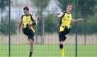 Hoch das Bein: Jürgen Klopp und sein Trainerstab baten die Spieler, hier Ilkay Gündogan und Ivan Perisic, zu einem Aufwärmtänzchen.
 Foto: dpa