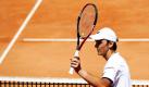 Da lacht Andreas Beck fast so wie das Smiley auf seinem Schläger: Der 24-Jährige gewann beim ATP-Turnier von Gstaad in der ersten Runde gegen Augstín Velotti mit 6:3 und 6:1. Foto: dpa