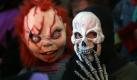 Als Monster und Skelett verkleidet kommen zwei Kinder zur Halloween-Party im Tierpark Friedrichsfelde in Berlin. Der aus Irland und den USA stammende Brauch wird alljährlich am Vorabend zu Allerheilgen in der Nacht vom 31. Oktober auf den 1. November gefeiert. 
 Foto: dpa