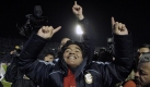 Maradona feiert ausgelassen den Sieg in Uruguay. Nach dem Sieg hatte er Journalisten und Kritiker bei einer live im Fernsehen gezeigten Pressekonferenz in einem ordinären Wutausbruch beschimpft. Denjenigen, die nicht an mich geglaubt haben, sage ich - die Damen mögen das entschuldigen - ihr könnt mir einen blasen. Zudem sorgte er mit weiteren vulgären Aktionen für Empörung. Nun droht ein FIFA-Disziplinarverfahren und eine Strafe von mindestens 13 000 Euro. Foto: dpa