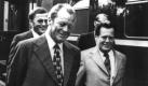 Kein Telefon, aber eine verräterische Nachricht über Kurzwelle: Der persönliche Referent von Bundeskanzler Willi Brandt, Günter Guillaume, wurde in den 1970er Jahren als DDR-Spion enttarnt, weil der Geheimdienst der DDR ihm Geburtstagsgrüße sendete. Am 1. Februar gab es Grüße an «Georg», am 6. Oktober 1956 Grüße an «Chr» und Mitte April 1957 den Text «Glückwunsch zum zweiten Mann» (gemeint war die Geburt seines Sohnes). Der Bundesnachrichtendienst konnte anhand dieser Nachrichten Günter Guillaume als Spion entlarven, Willi Brandt musste zurücktreten. Foto: dpa
