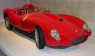 Dieser Flitzer kostet neun Millionen Euro und ist das teuerste Auto der Welt. Sein Name: Ferrari 250 Testa Rossa,Baujahr 1957. Wer sich darin bewegt, könnte genauso gut auf Wolke sieben schweben. Nur, dass ihn dort niemand sehen und beneiden würde. Foto: wikipedia