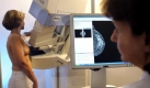 Brustkrebs ist die häufigste Krebserkrankung bei Frauen. Mit der Mammografie lassen sich Veränderungen in der Brust gut erkennen.
 Foto: dpa