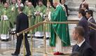 Papst Benedikt XVI. ist zum ersten Mal auf einer mobilen Plattform zur Sonntagsmesse im Petersdom erschienen. Foto: Clauio Peri Foto: dpa