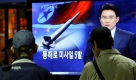 ...ist Nordkorea isoliert. Seit Jahren laufen Verhandlungen über das Atomwaffenprogramm des Landes, das in den USA, aber auch bei ostasiatischen Nachbarn wie Südkorea und Japan Besorgnis auslöst. Südkoreanische Fernsehzuschauer sehen im Oktober 2009 einen Bericht über einen nordkoreanischen Raketentest. Mit solchen Aktionen provoziert das Regime... Foto: ap