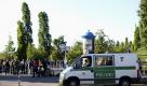 Ein Einsatzfahrzeug der Polizei steht in Berlin vor dem Mauerpark. Mehrere Hundert Menschen versammelten sich am Samstag dort, um die Walpurgisnacht zu feiern.  Foto: dapd