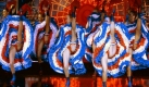 Tänzerinnen werfen die Beine in die Höhe und liften ihre Röcke beim Cancan auf der Bühne des Moulin Rouge in Paris (undatierte Aufnahme). Dem geschichtsträchtigen Pariser Vergnügungstempel, der in diesem Jahr seinen 120. Geburtstag feiert, geht es so gut wie nie - trotz globaler Wirtschaftskrise. Für die nackten Busen und langen Beine der 60 «Doriss-Girls» in dem berühmtesten Tanz-Cabaret der Welt scheinen weder 80 Euro noch 400 Euro zu teuer, je nachdem ob man die zweistündige Vorstellung mit einem Glas Champagner genießt oder mit einem der drei Diners, «French Cancan», «Toulouse-Lautrec» oder «Belle Epoque». Mit jährlich 240 000 Flaschen Champagner gehört das Moulin Rouge, das täglich nahezu ausverkauft ist, zu einem der größten Konsumenten des edelsten aller Getränke. Fot: Moulin Rouge (zu dpa 0308, Korr.-Bericht: '120 Jahre Moulin Rouge: Nackte Haut kennt keine Krise' am 04.20.2009) +++(c) dpa - Bildfunk+++ Foto: dpa
