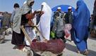 Leben in Afghanistan: Eine Bettlerin schiebt ihre Kinder durch die Stadt Mazar-e-Sharif nordwestlich von Kabul. Foto: ap