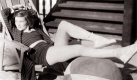 Katharine Hepburn 1939. Als Mdchen mochte sie ihre Sommersprossen nicht. Ihr Vater sagte: Ich mchte dir etwas sagen, Kathy, was du niemals vergessen darfst. Jesus Christus, Alexander der Groe und Leonardo da Vinci hatten alle rotes Haar und Sommersprossen, und sie haben es alle recht weit gebracht. (Abbildung aus dem besprochenen Band) Foto: Schwarzkopf & Schwarzkopf