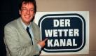 
Das Archivbild vom 29. März 1996 zeigt den Meteorologen Jörg Kachelmann, der in Düsseldorf das Logo des TV-Wetterkanals präsentiert. Am 29. Januar 1998 stellt der Düsseldorfer Fernsehsender seinen Sendebetrieb bis auf weiteres ein. Der Wetterkanal mit ARD-Zugpferd Kachelmann als Programmdirektor an der Spitze war vor rund 18 Monaten erstmals auf Sendung gegangen und hatte im Dezember vergangenen Jahres täglich etwa 3,4 Millionen Zuschauer. In Deutschland ist der rund um die Uhr sendende Kanal nicht von allen Kabelhaushalten zu empfangen. In vielen Teilnetzen muß sich das 'Wetter und Reise TV' zudem den Platz mit anderen Sendern teilen und kommt nur stundenweise zum Zuge. dpa (zu dpa 0554 vom 26.1.1998) COLORplus
pixel Foto: dpa
