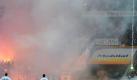 Rostocker Fans randalieren im Frankfurter Stadion. Foto: dpa