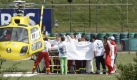Ein frühes und vor allem bitteres Saison-Aus erlebt auch Felipe Massa: Beim Großen Preis von Ungarn wird der Ferrari-Fahrer von einer fliegenden Metallfeder getroffen. und muss mit dem Hubschrauber ins Krankenhaus geflogen werden. Dort wird er in ein künstliches Koma versetzt, muss jedoch keine bleibenden Schäden befürchten. Foto: dpa