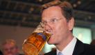 FDP-Chef Guido Westerwelle ging auf Schmusekurs zur CSU. Ich bin nicht nur liberal. Ich bin christlich, ich bin sozial und deswegen wird es im Rest meiner Rede keine einzige Attacke gegen die CSU geben, sagte er in Straubing. Schärfer ging Westerwelle mit den Kritikern der FDP ins Gericht. Wer Mittelstandspolitik als Klientelpolitik diffamiert, der hat nicht verstanden wo Wirtschaftswachstum und Arbeitsplätze entstehen. Foto: dpa