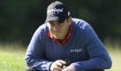 Der englische Golfprofi David Howell liest die Puttlinie bei den BMW Open 2011 in Eichenried bei München (Oberbayern).Nach der ersten Runde führt der SchwedeHenrik Stenson das Turnier mit 64 Schlägen an. Der Sieger erhält zwei Millionen Euro als Gewinn. Foto: dpa