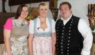 Tanja (l.) aus Nordrhein-Westfalen und Katja aus Bayern müssten für Marcel umziehen, wenn er sich für eine der beiden entscheidet. Denn der Bauer wohnt in Hessen, wodurch das Attribut herzlich unvermeidbar wird. Foto: RTL/ Stefan Gregorowius
