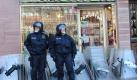 Polizeibeamte stehen in Frankfurt vor einem Trachtengeschäft. Foto: Arne Dedert Foto: dpa
