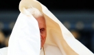 Bei einer Audienz im Vatikanstaat weht Papst Benedikt XVI der Mantel ins Gesicht. Foto: dpa
