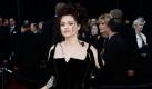 Helena Bonham-Carter versprach eine Katastrophe und hielt ihr Versprechen. Ihre Gothic-Robe von Kostüm-Designerin Coleen Atwood mit den aufgeschlitzten Ärmeln und die Fäschertasche strahlen nicht gerade Glamour aus. Eins muss man der britischen Schauspielerin aber lassen, von all den Kommentaren über ihre Garderobe und den Worst-Dressed-Listen, auf denen sie regelmäßig erscheint, lässt sie sich offensichtlich nicht beeindrucken.  Foto: ap