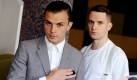 Edler Anzug, die Haare mit Gel in Form gebracht: Theo Hutchcraft (links) und Adam Anderson, die zusammen die britische Elektronikband Hurts bilden, würden auf dem Titelblatt eines Mode-Magazins eine gute Figur machen, doch sie sind Musiker. Foto: dapd