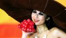 Ein Model zeigt eine Kreation im Chocolate Wonderland im chinesischen Peking. Der Hut wurde teilweise aus Schokolade gefertigt. Foto: dpa